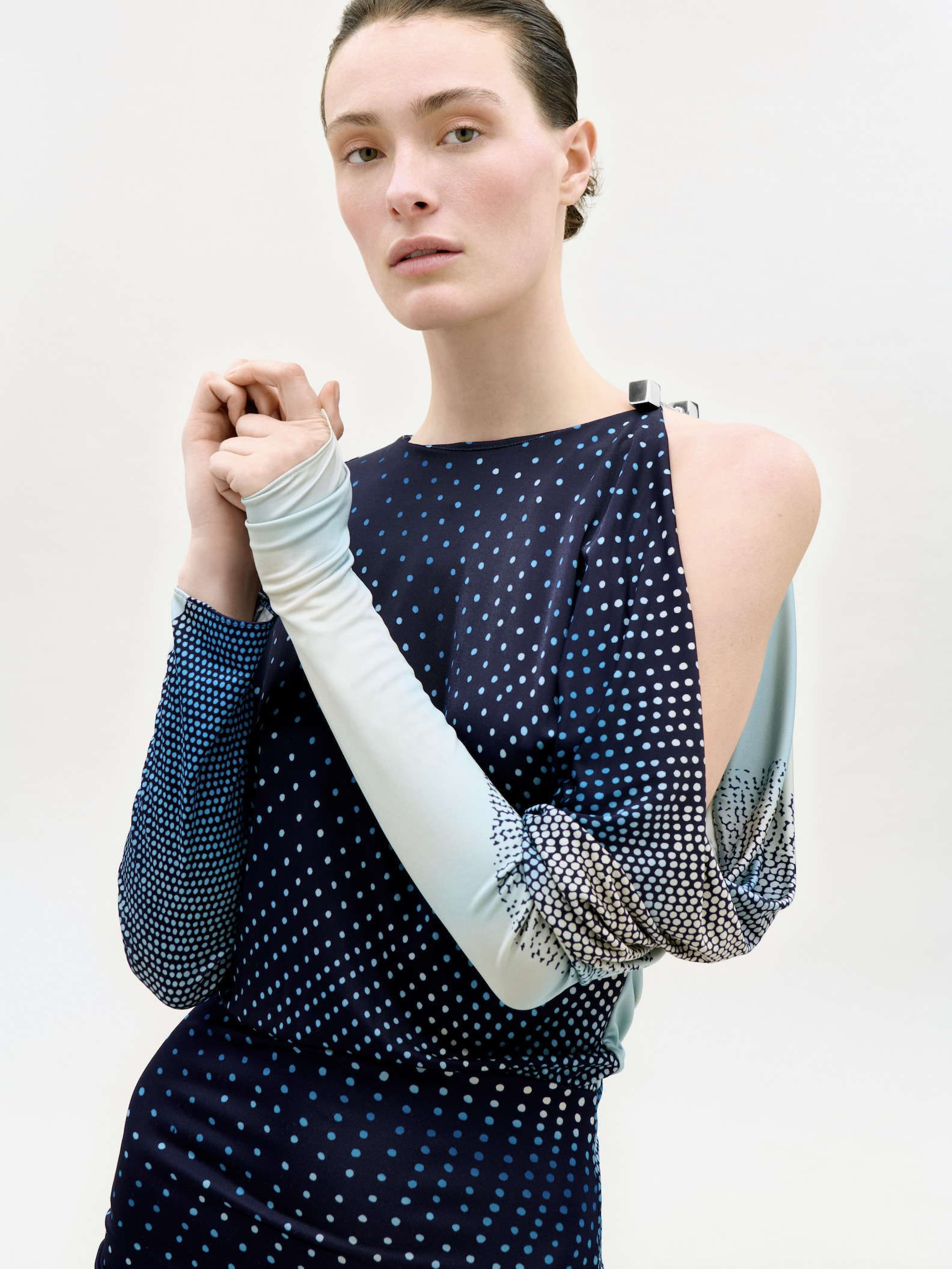 SILVIA TCHERASSI PRESENTA PRE-FALL 2026: UN ENIGMÁTICO VIAJE AL DESIERTO